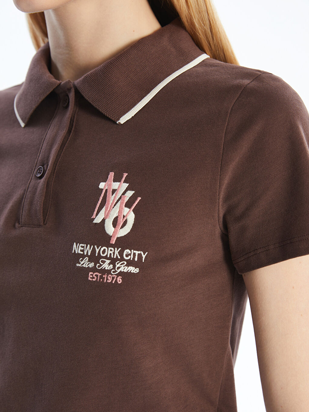 Kahverengi Polo Yaka Nakışlı Kadın Tişört-2