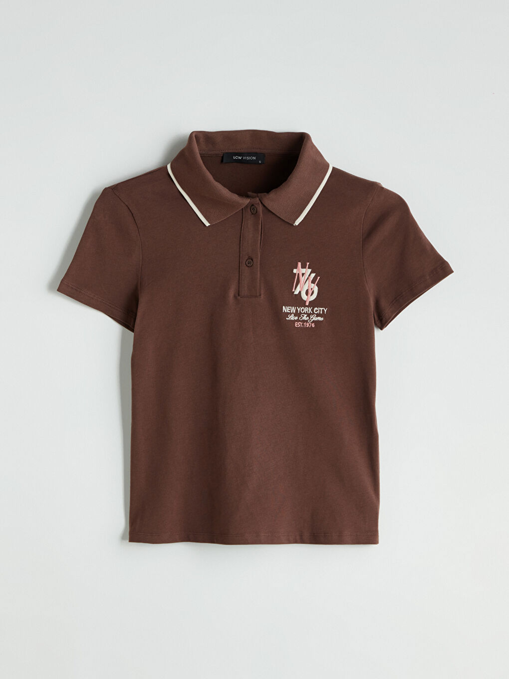 Kahverengi Polo Yaka Nakışlı Kadın Tişört-4