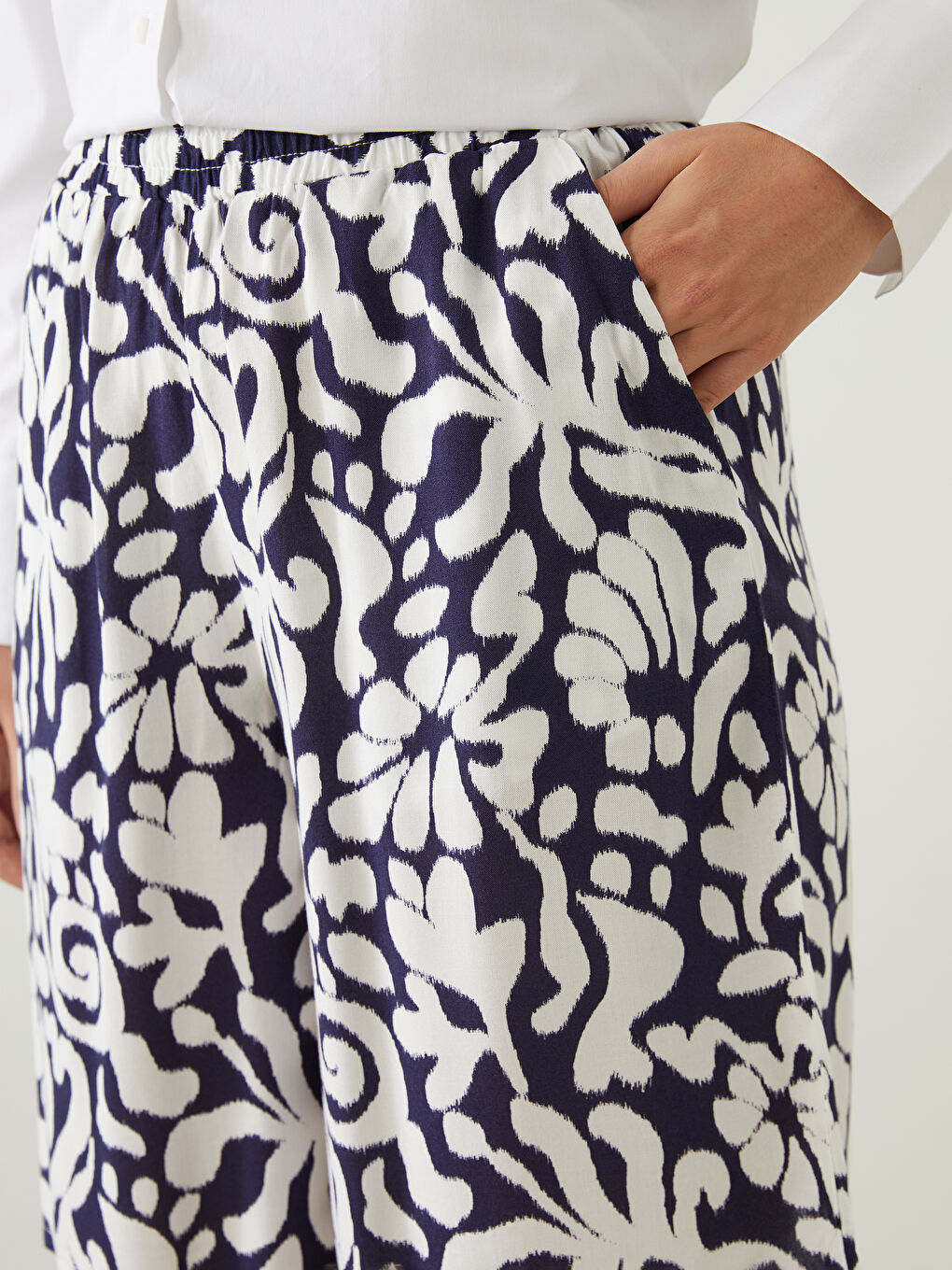 Lacivert Beli Lastikli Çiçekli Kadın Şort-2