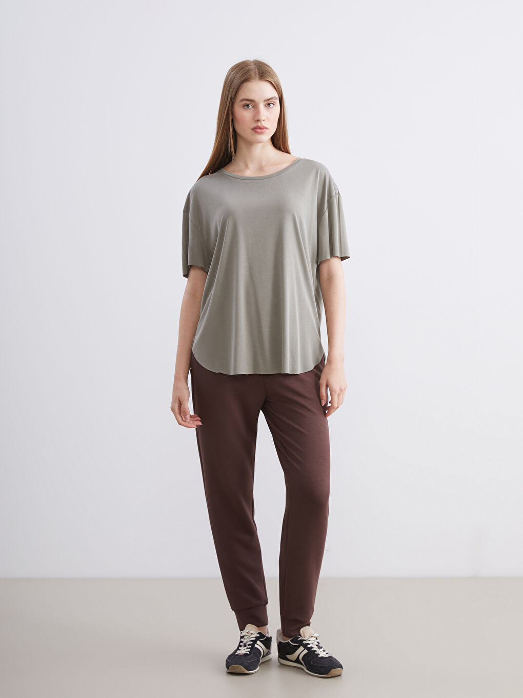 تي شيرت رياضي للسيدات بياقة دائرية بمزيج مودال-1