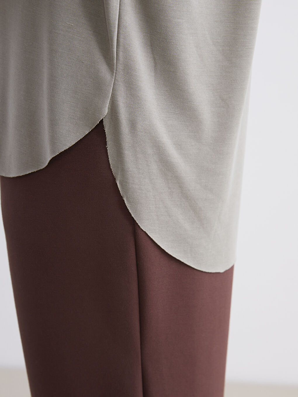 تي شيرت رياضي للسيدات بياقة دائرية بمزيج مودال-2