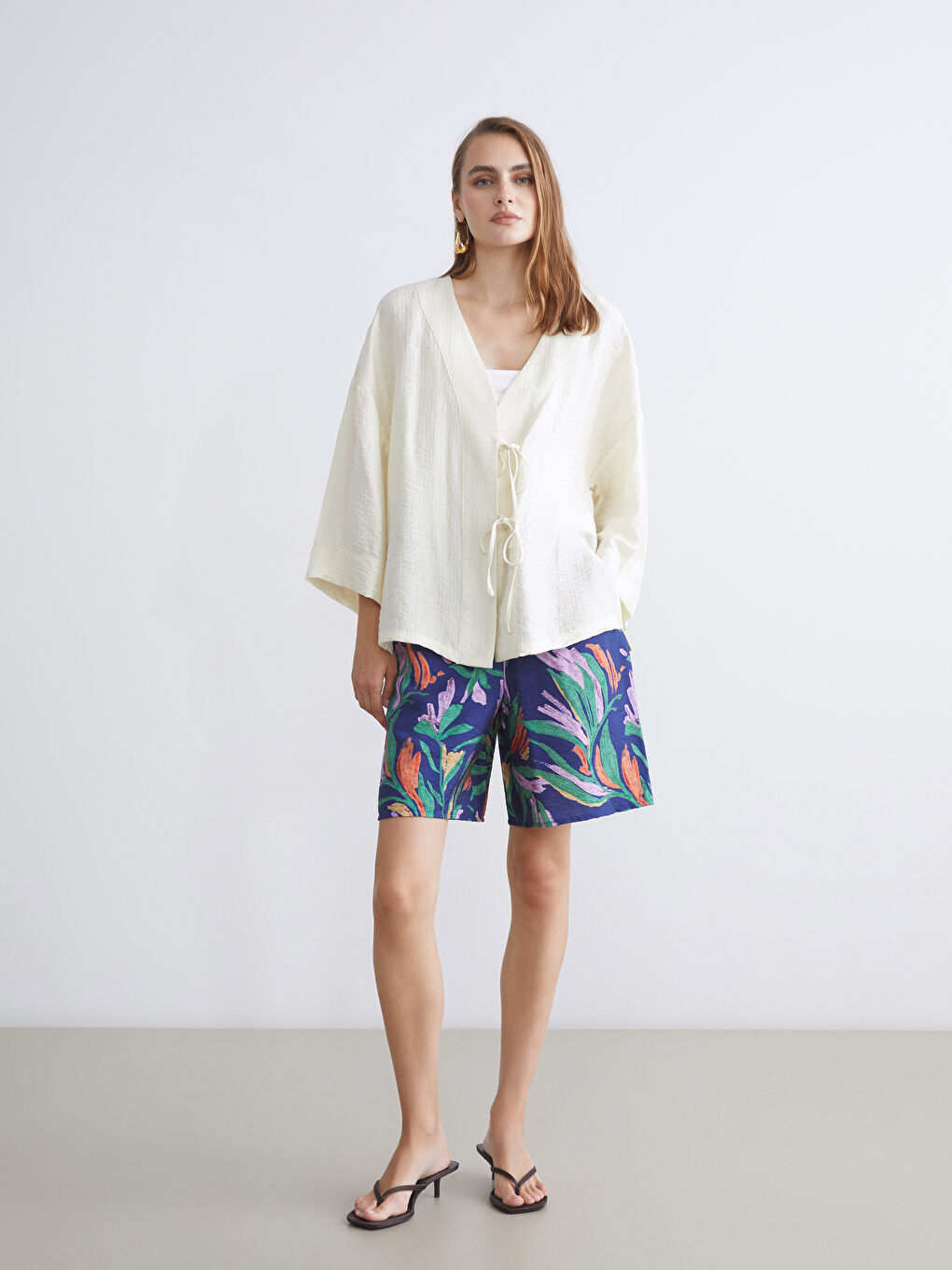 شورت نسائي بخصر مرن ومُزهر