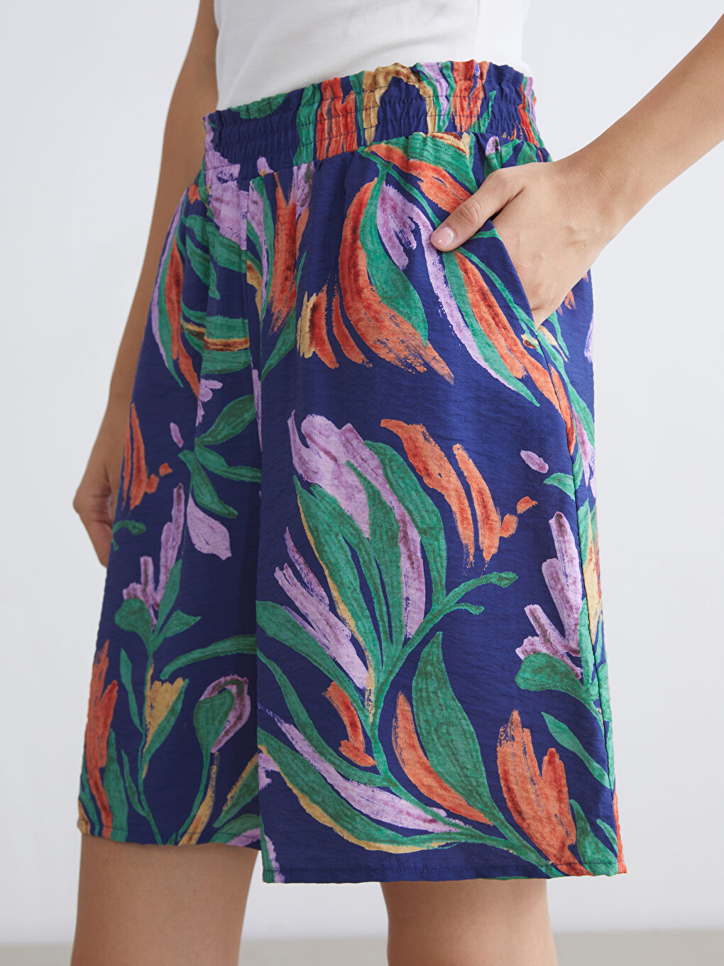 شورت نسائي بخصر مرن ومُزهر-2