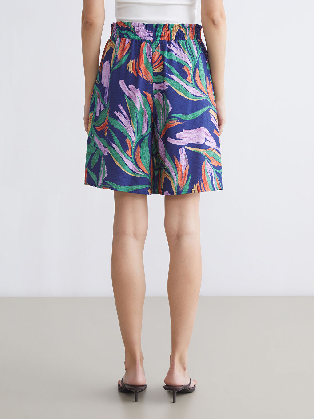 شورت نسائي بخصر مرن ومُزهر-3