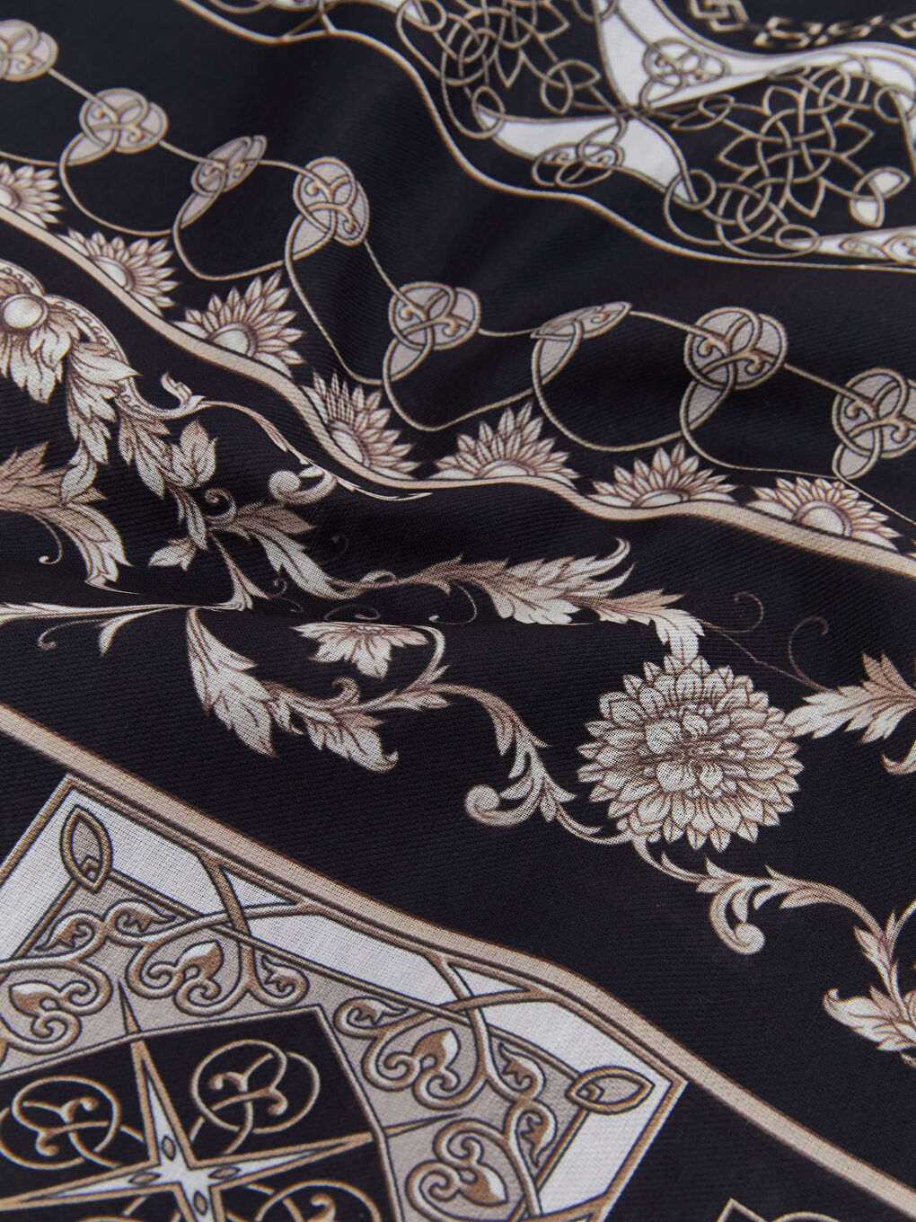 وشاح نسائي منقوش-2