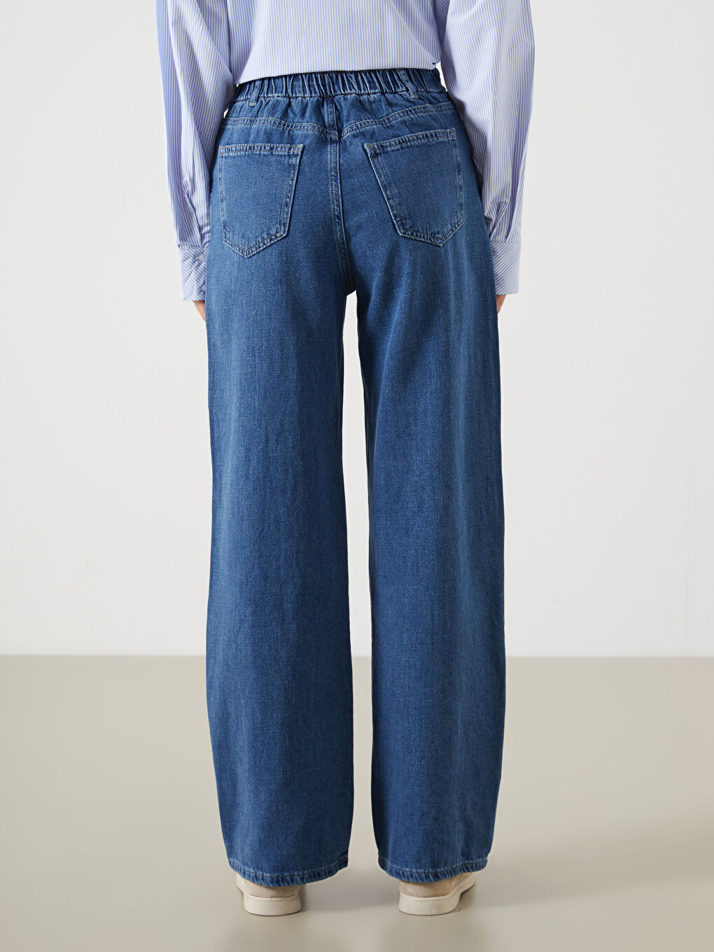 Джинсы с эластичным поясом и широкими брюками для женщин-1