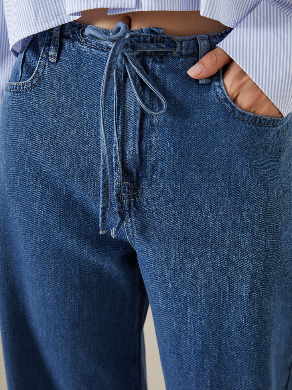 Джинсы с эластичным поясом и широкими брюками для женщин-2