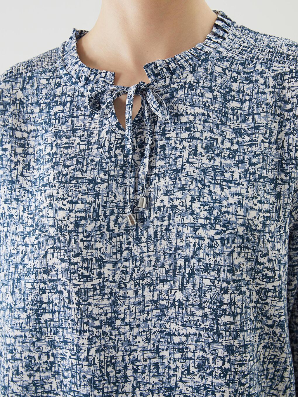 İndigo Bağlamalı Yaka Desenli Kadın Bluz-2