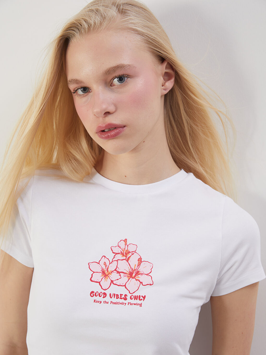 Beyaz Bisiklet Yaka Baskılı Crop