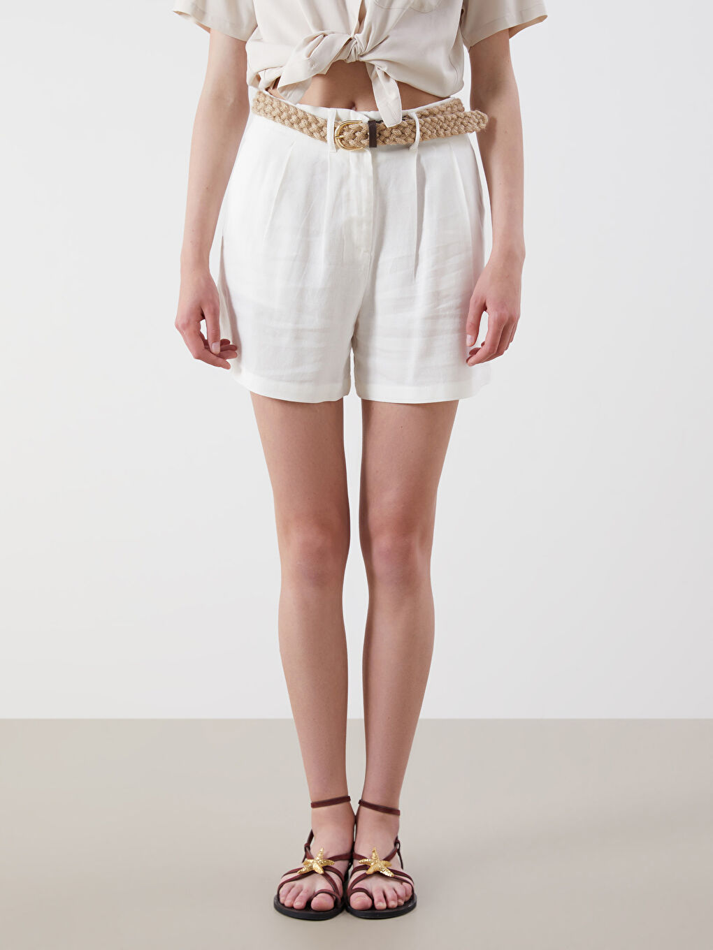 Beyaz Beli Kemerli Keten Karışımlı Kadın Pileli Şort-1