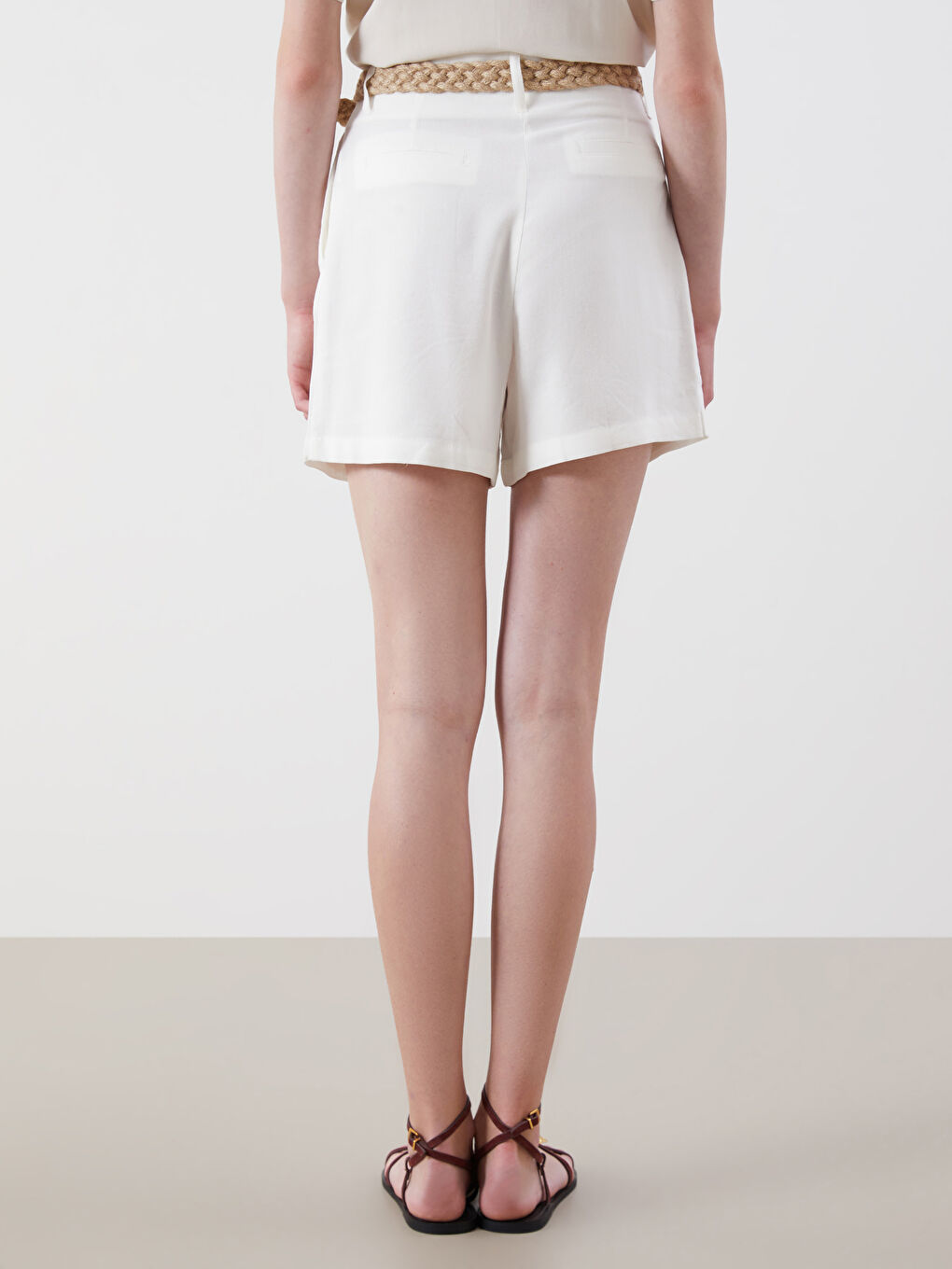 Beyaz Beli Kemerli Keten Karışımlı Kadın Pileli Şort-3