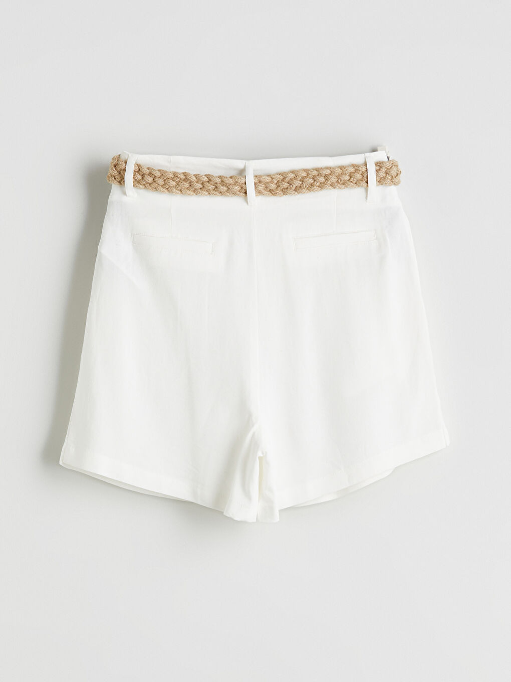 Beyaz Beli Kemerli Keten Karışımlı Kadın Pileli Şort-5