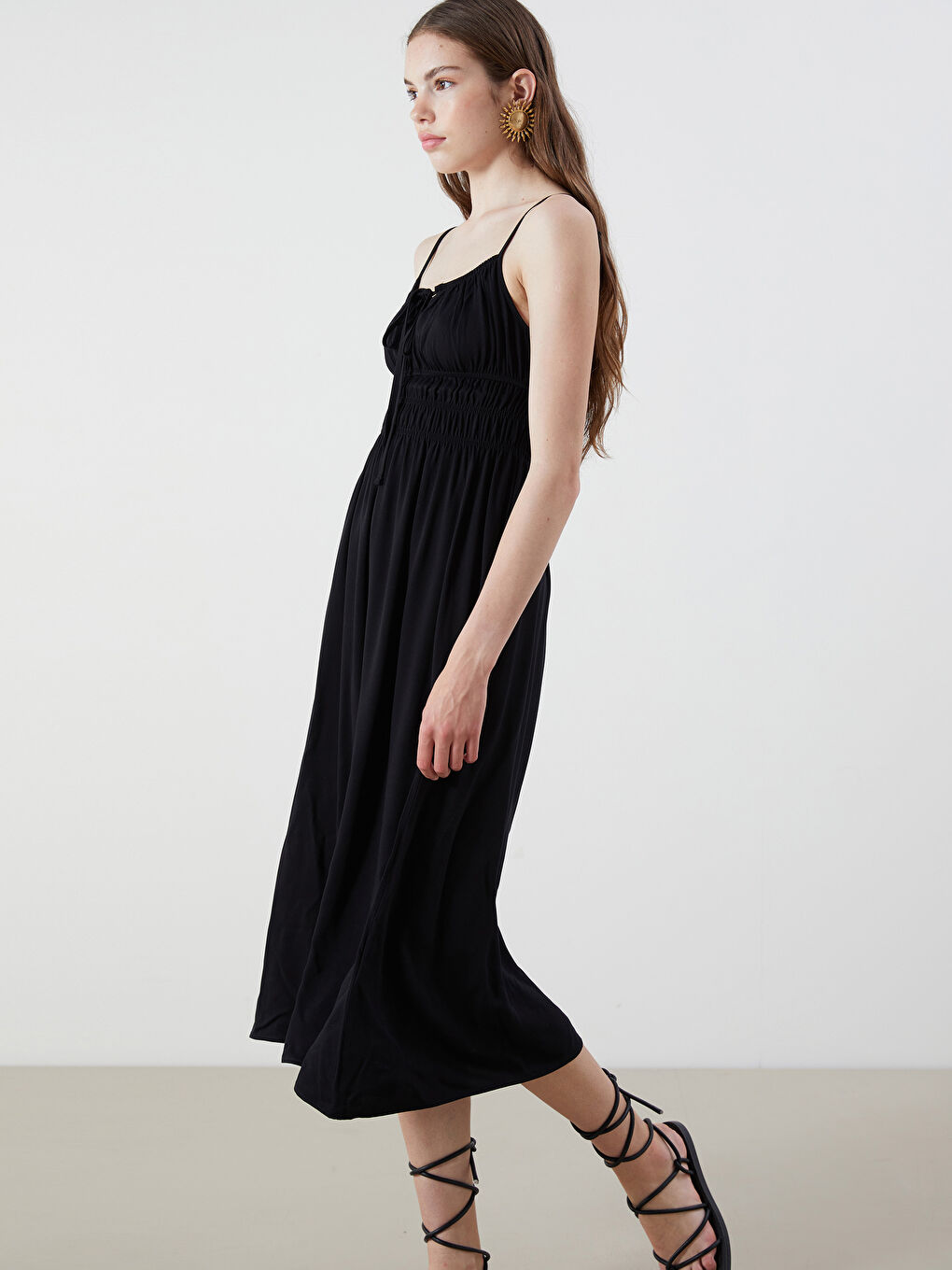 Siyah Bağlamalı Yaka Askılı Büzgülü Elbise-1