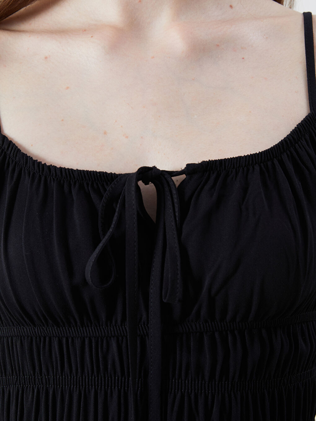 Siyah Bağlamalı Yaka Askılı Büzgülü Elbise-2