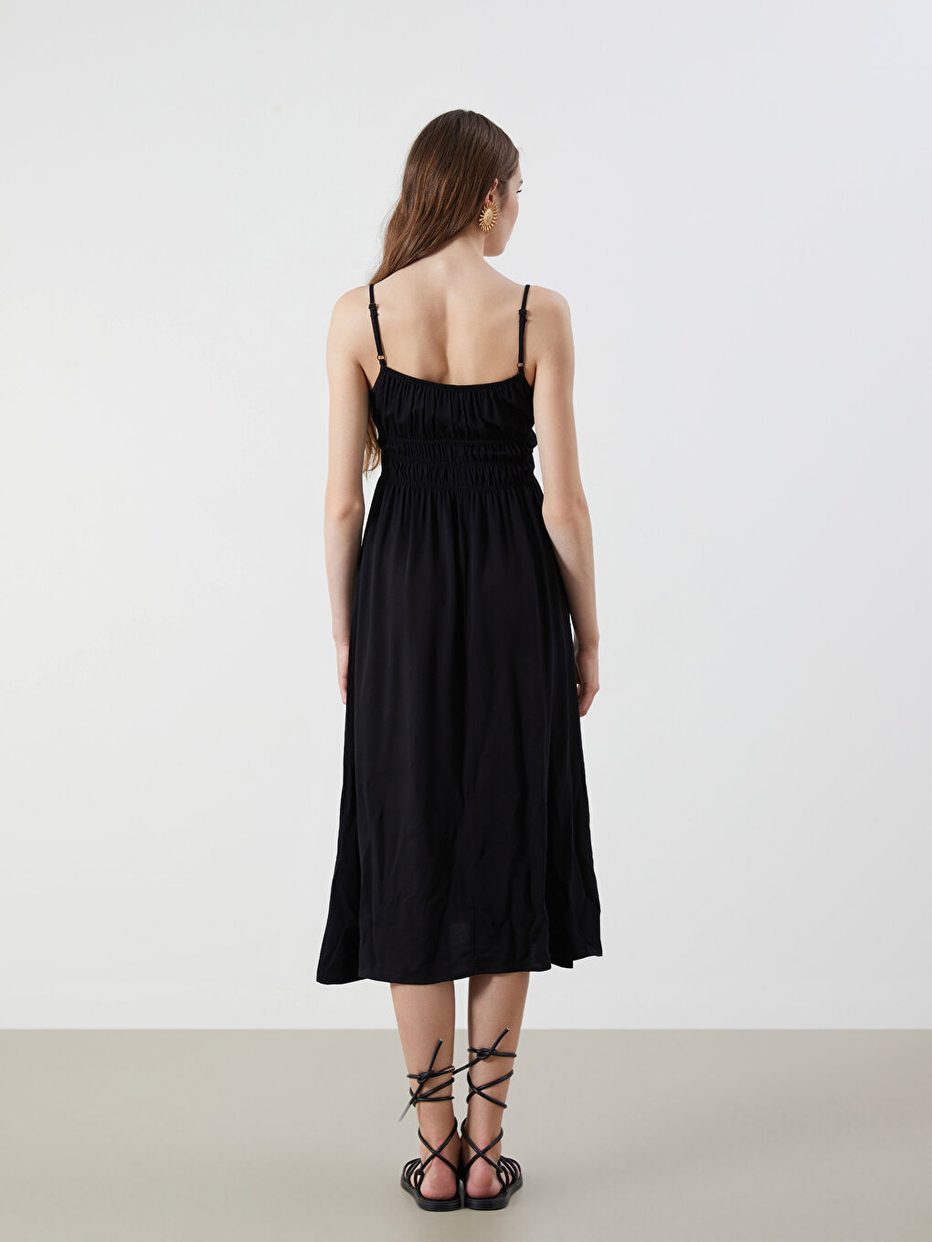 Siyah Bağlamalı Yaka Askılı Büzgülü Elbise-3