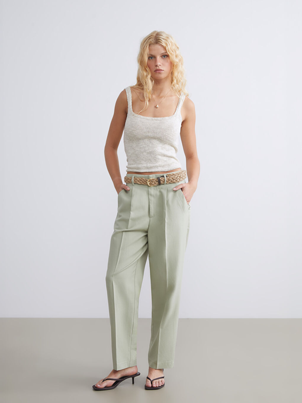 Haki Beli Kemerli Havuç Kesim Kadın Pileli Pantolon