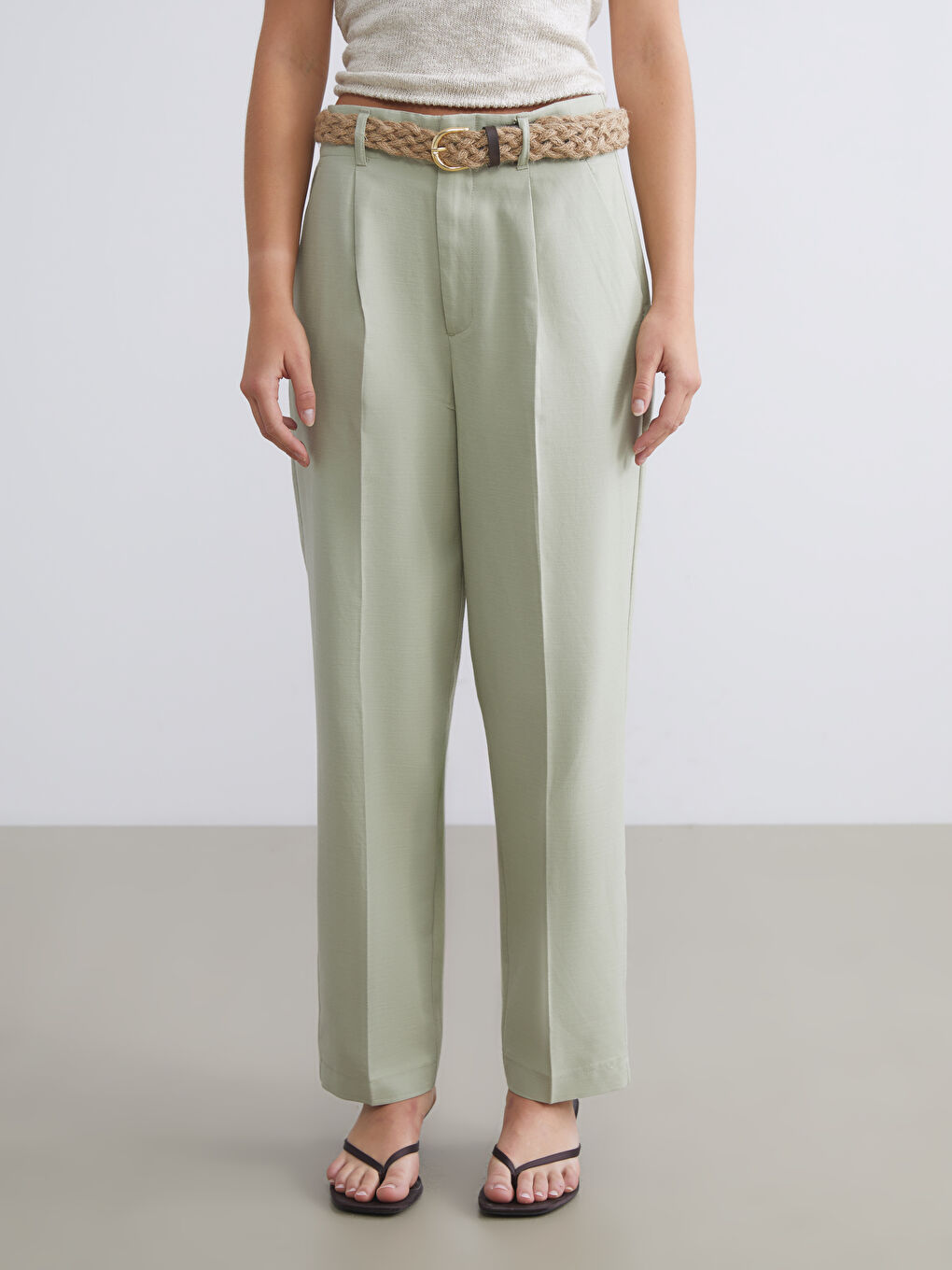 Haki Beli Kemerli Havuç Kesim Kadın Pileli Pantolon-1