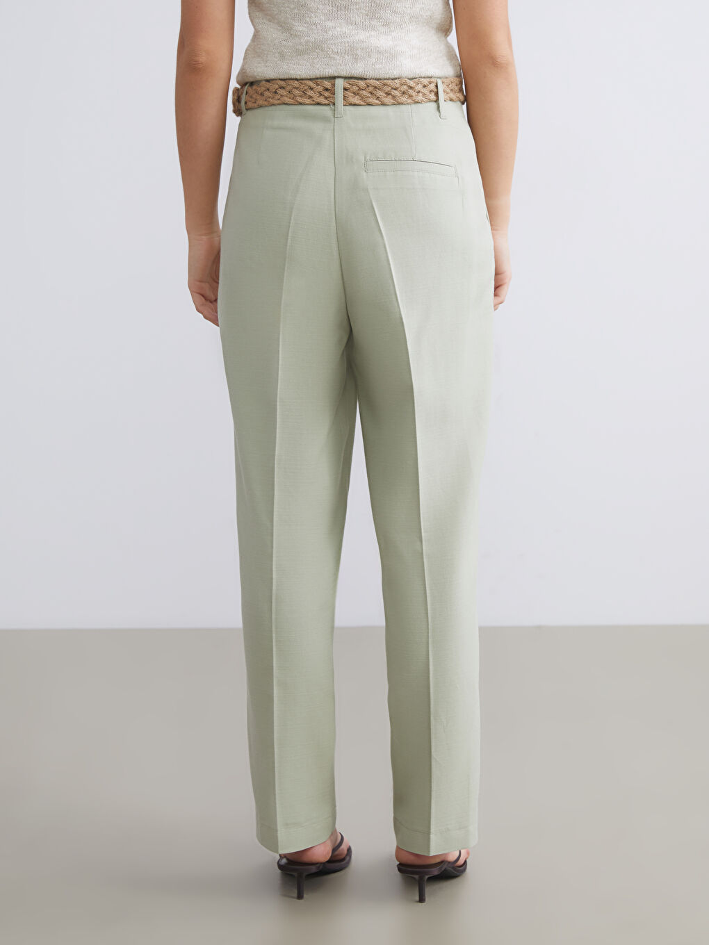 Haki Beli Kemerli Havuç Kesim Kadın Pileli Pantolon-3