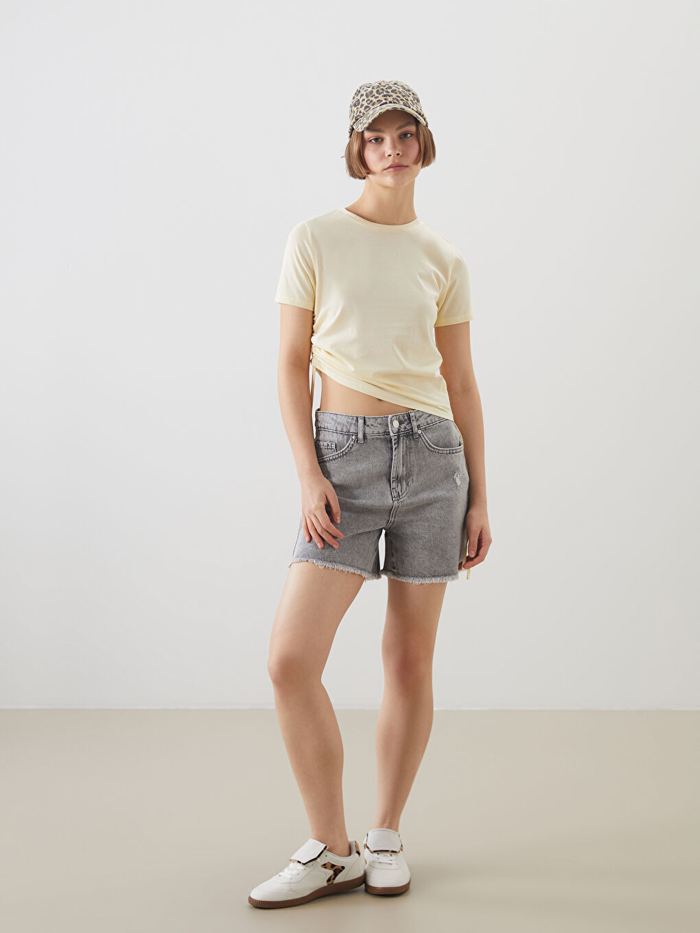 Gri Dar Fit Yırtık Detaylı Kadın Jean Şort