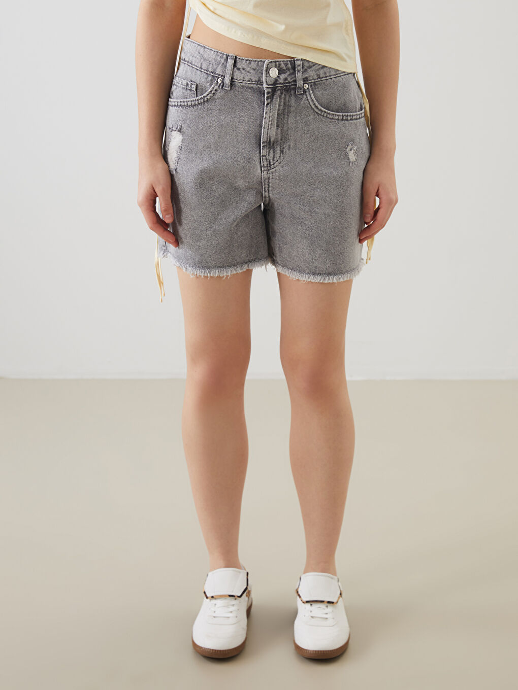 Gri Dar Fit Yırtık Detaylı Kadın Jean Şort-1