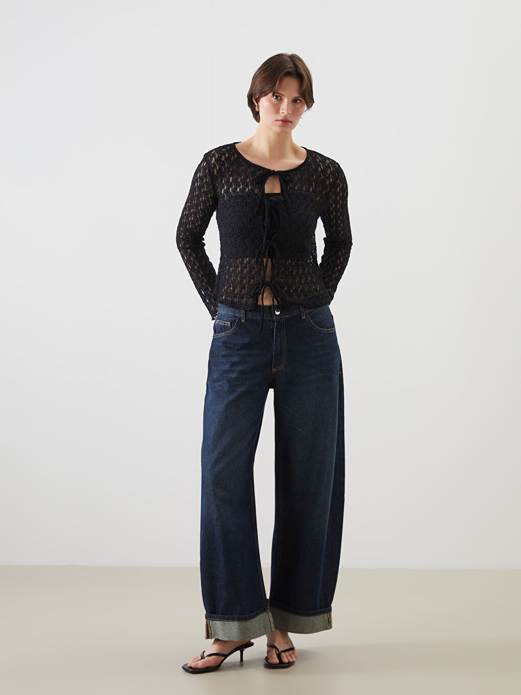 Siyah Bağlamalı Yaka Dantelli Kadın Hırka-1