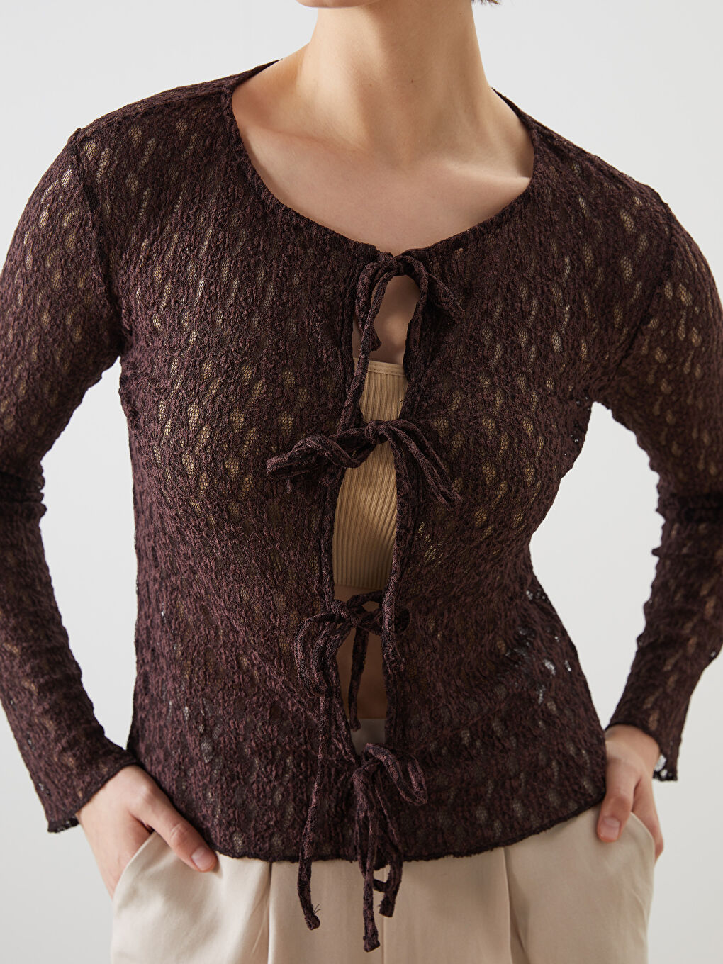 Kahverengi Bağlamalı Yaka Dantelli Kadın Hırka-2