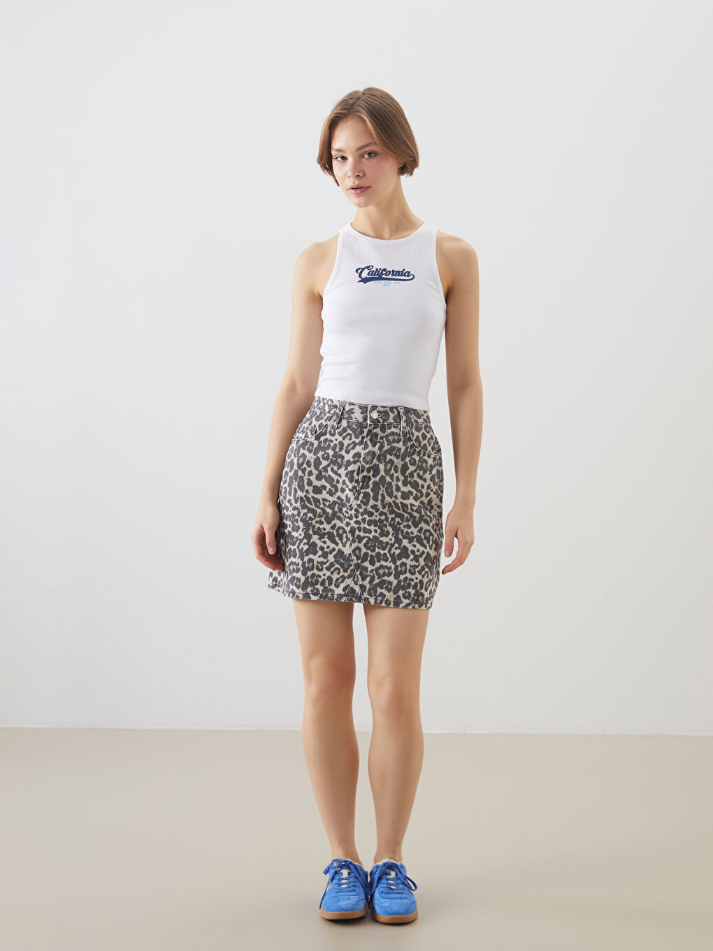 Beyaz Bisiklet Yaka California Baskılı Kadın Atlet-1