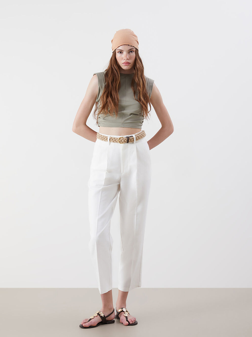 Beyaz Beli Kemerli Havuç Kesim Kadın Pantolon