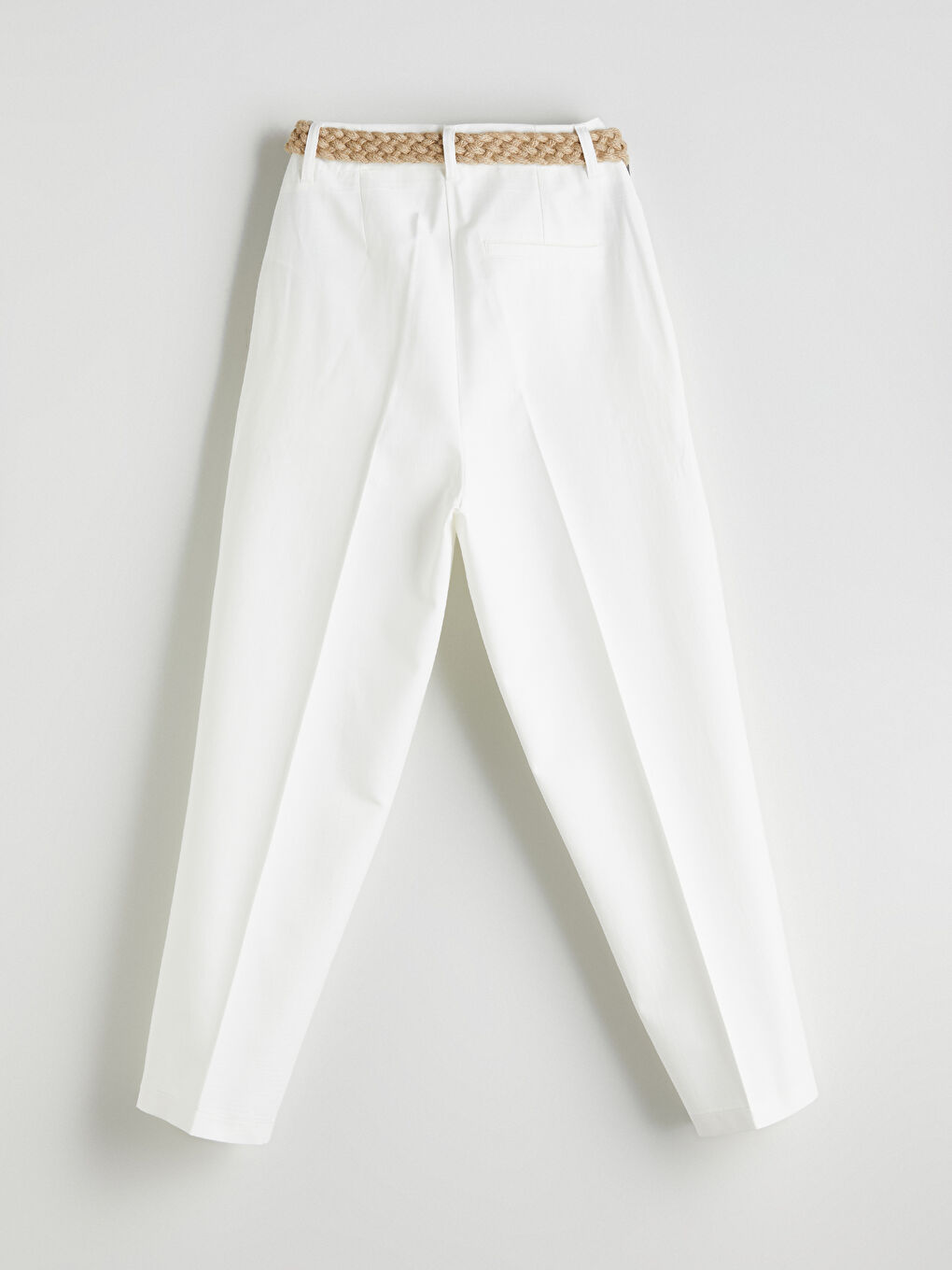 Beyaz Beli Kemerli Havuç Kesim Kadın Pantolon-6