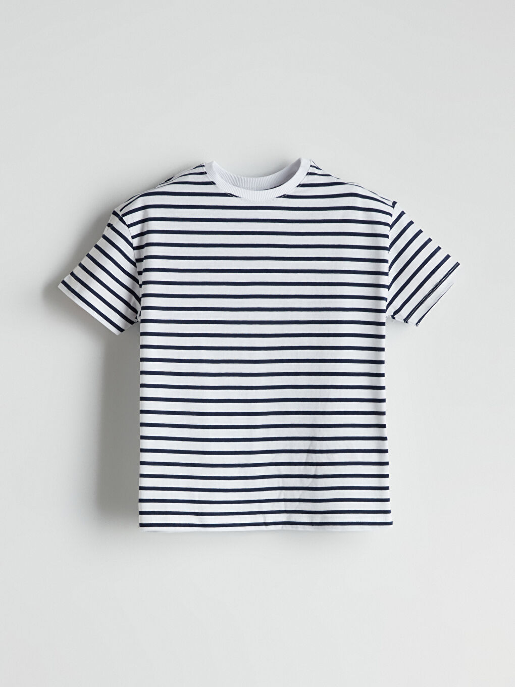Beyaz Bisiklet Yaka Çizgili Erkek Çocuk Tişört