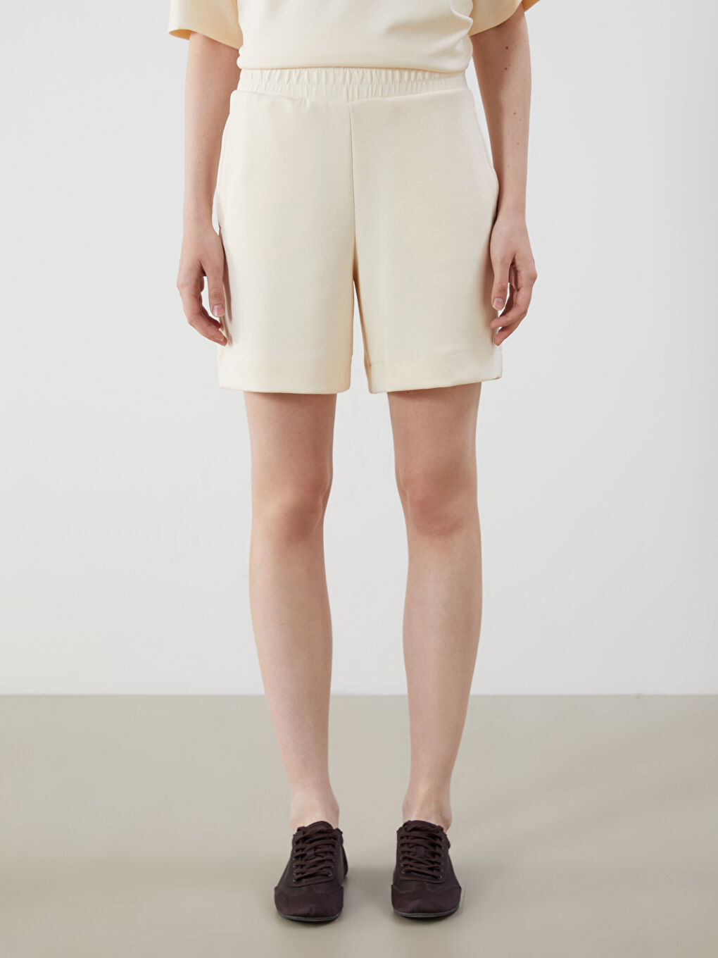 Ekru Beli Lastikli Kadın Şort-1