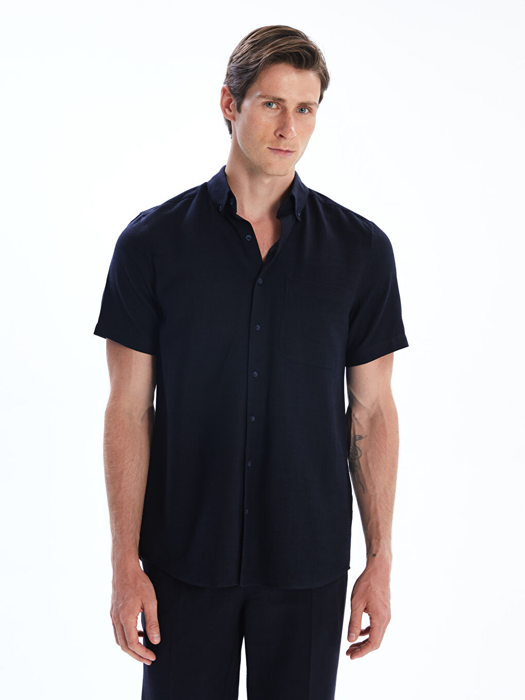 قميص رجالي بقصة عادية وكم قصير من قماش الجبردين-1