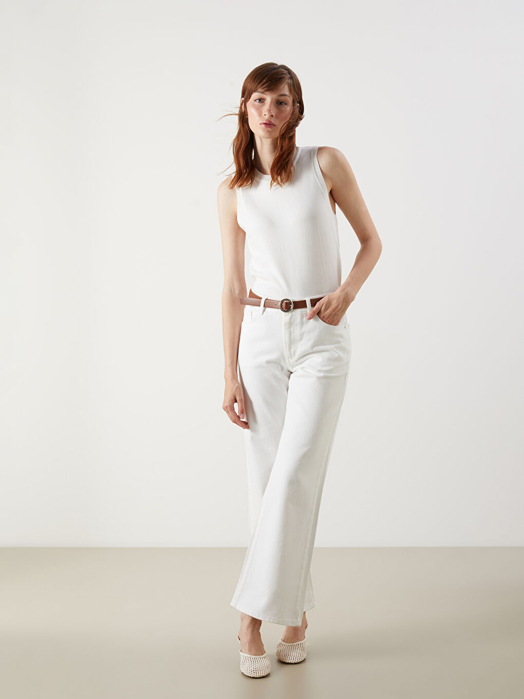 Beyaz Beli Kemerli Wideleg Kadın Jean Pantolon