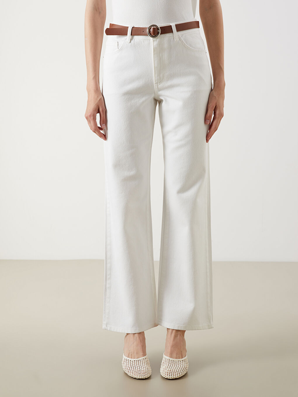 Beyaz Beli Kemerli Wideleg Kadın Jean Pantolon-1