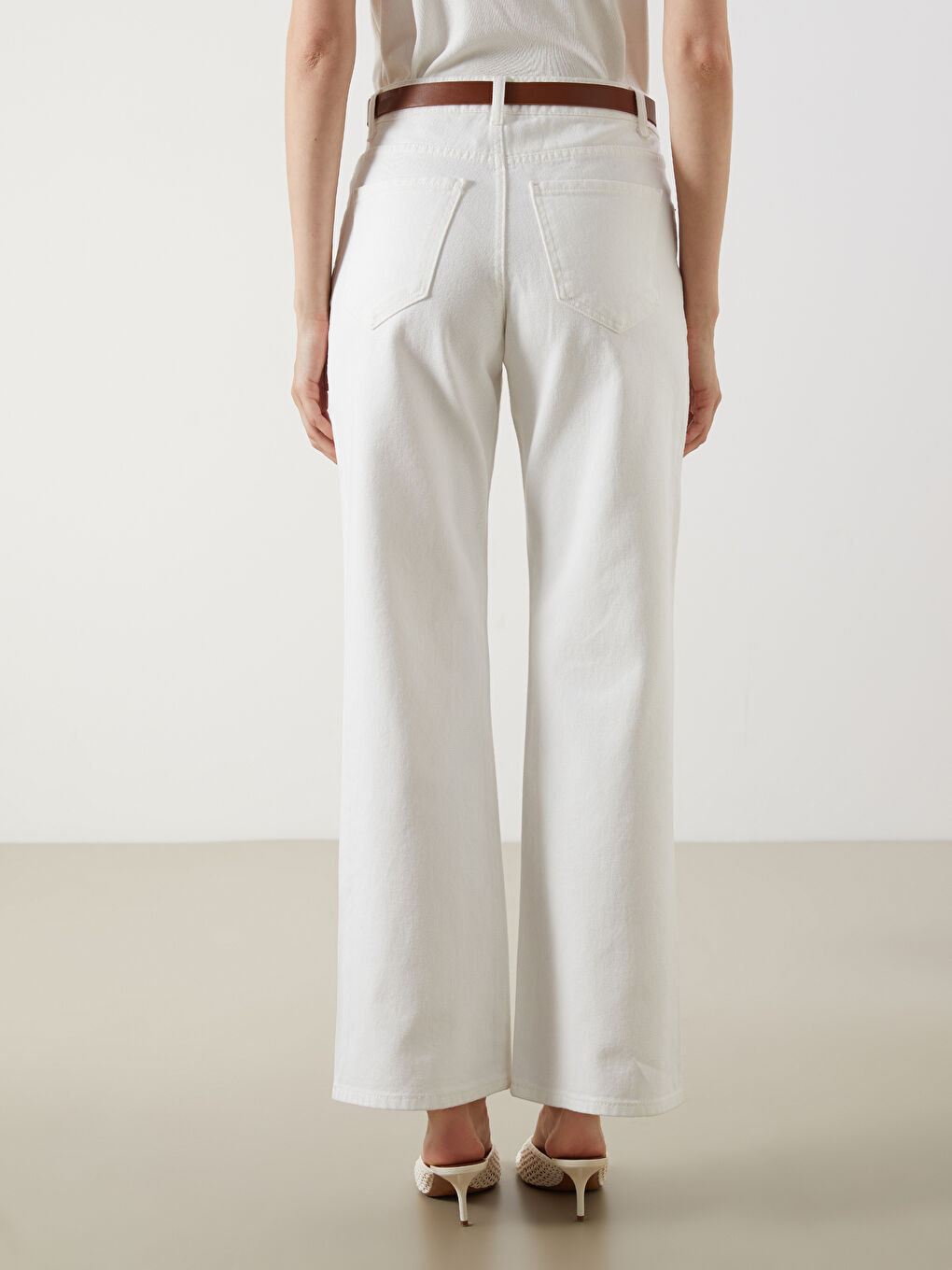 Beyaz Beli Kemerli Wideleg Kadın Jean Pantolon-3
