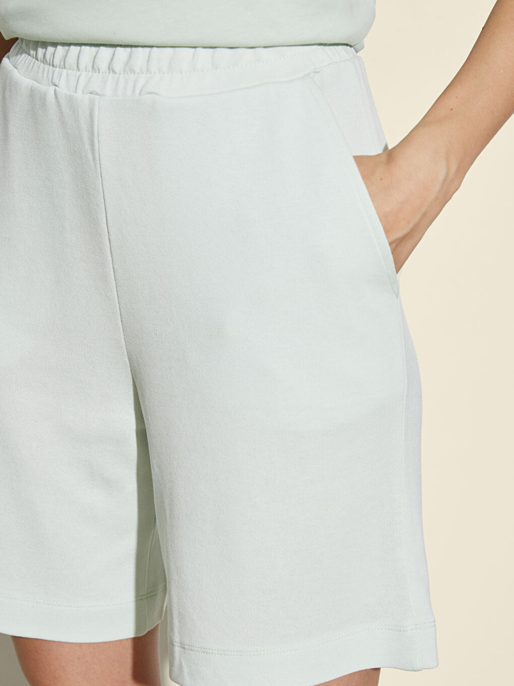 Gri Beli Lastikli Kadın Şort-2