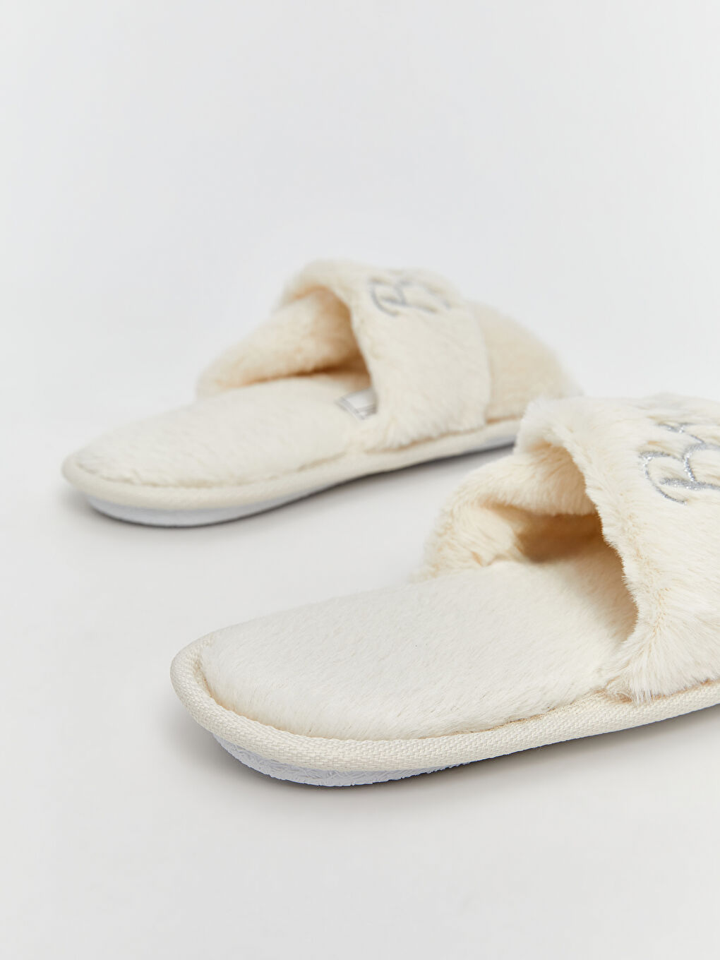 Ekru Barbie Nakışlı Kadın Pelüş Ev Terliği-4