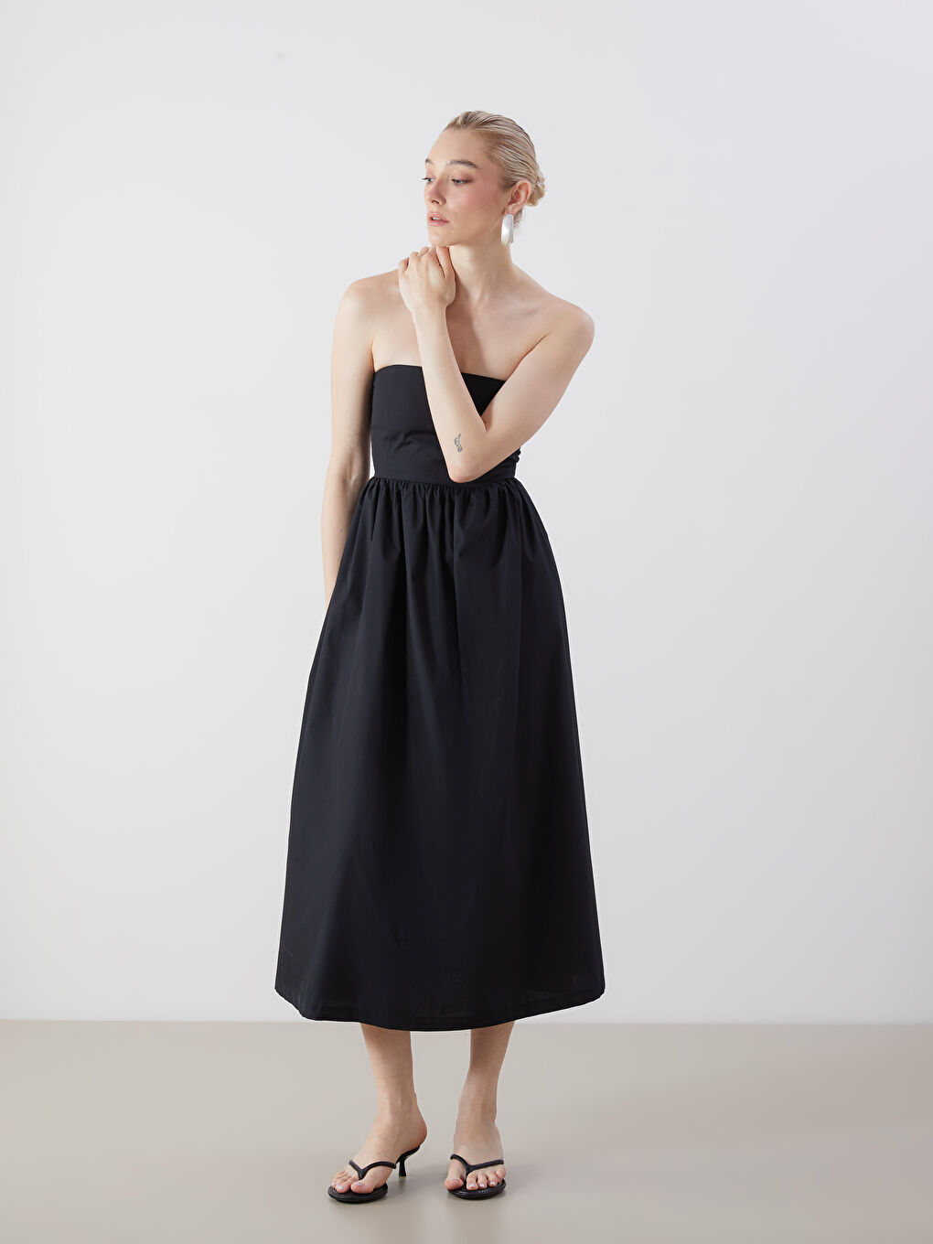 Siyah Straplez Yaka Belden Oturtmalı Poplin Elbise