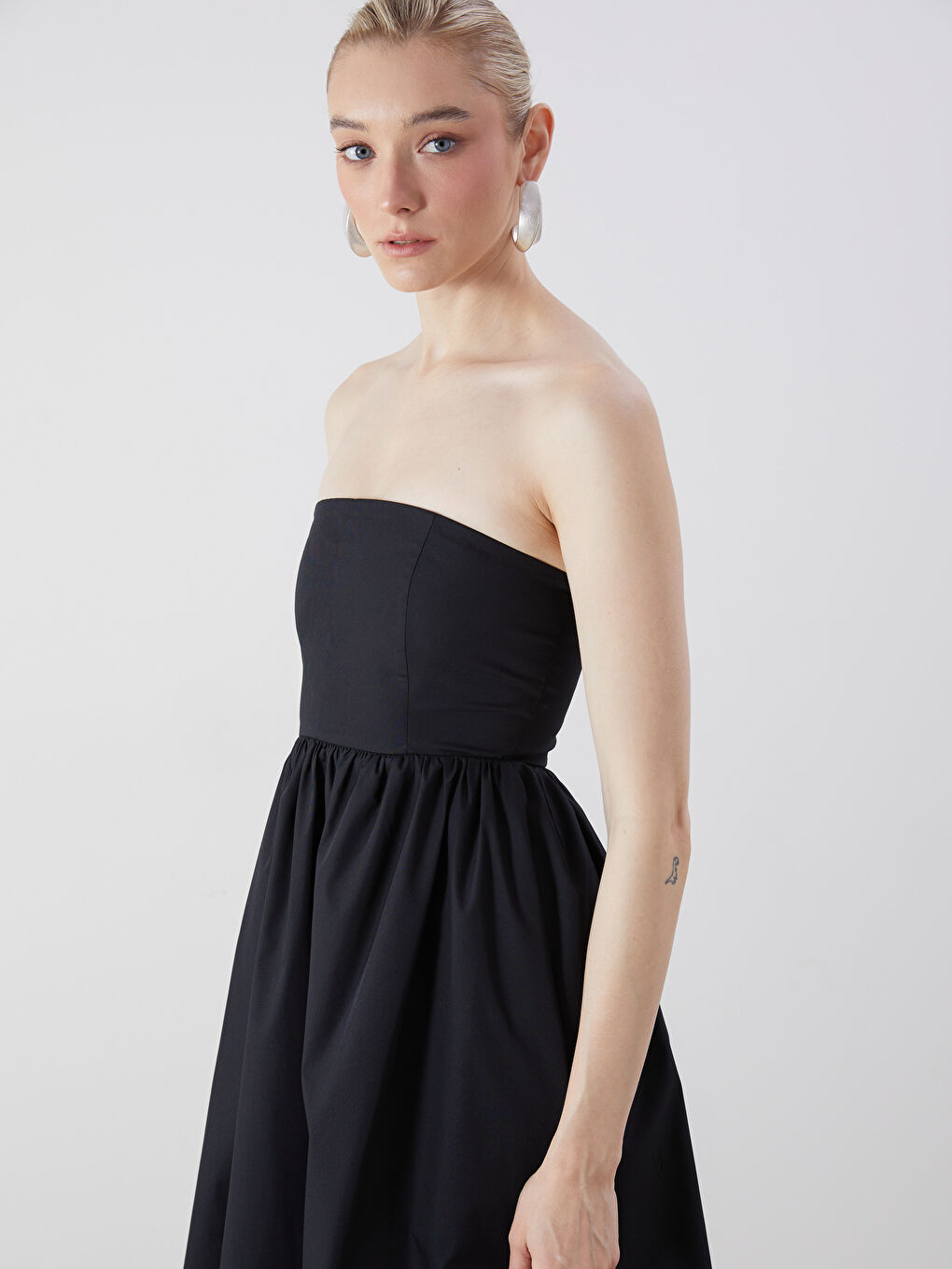 Siyah Straplez Yaka Belden Oturtmalı Poplin Elbise-1