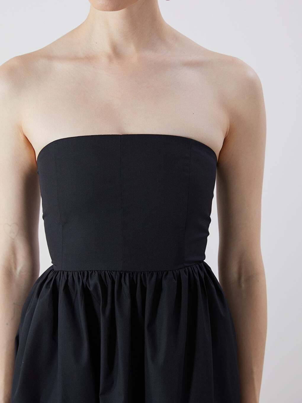 Siyah Straplez Yaka Belden Oturtmalı Poplin Elbise-2