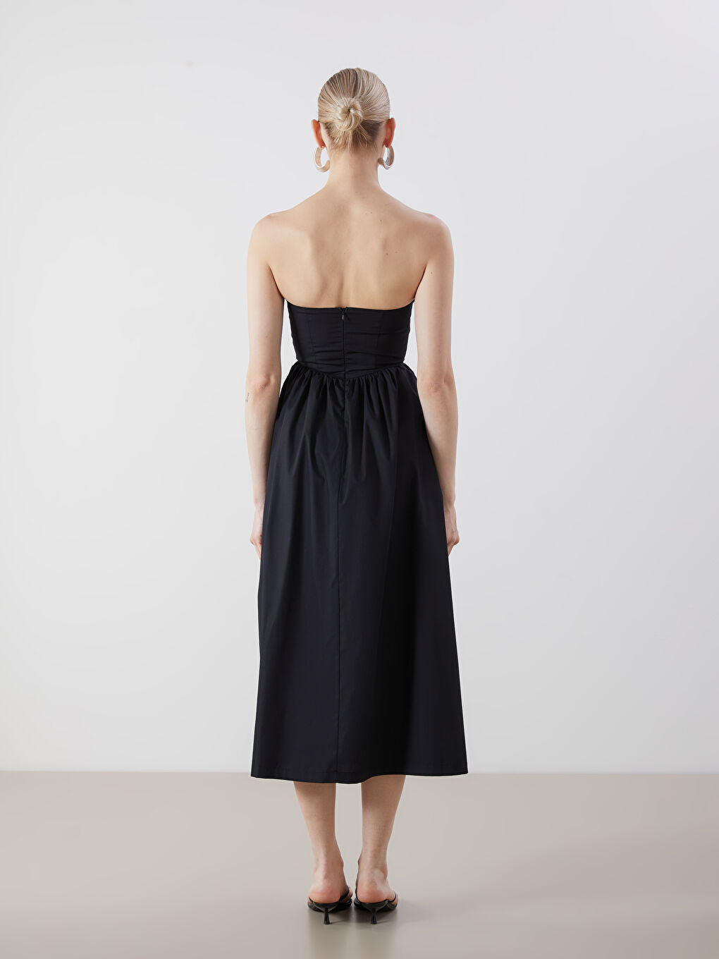 Siyah Straplez Yaka Belden Oturtmalı Poplin Elbise-3