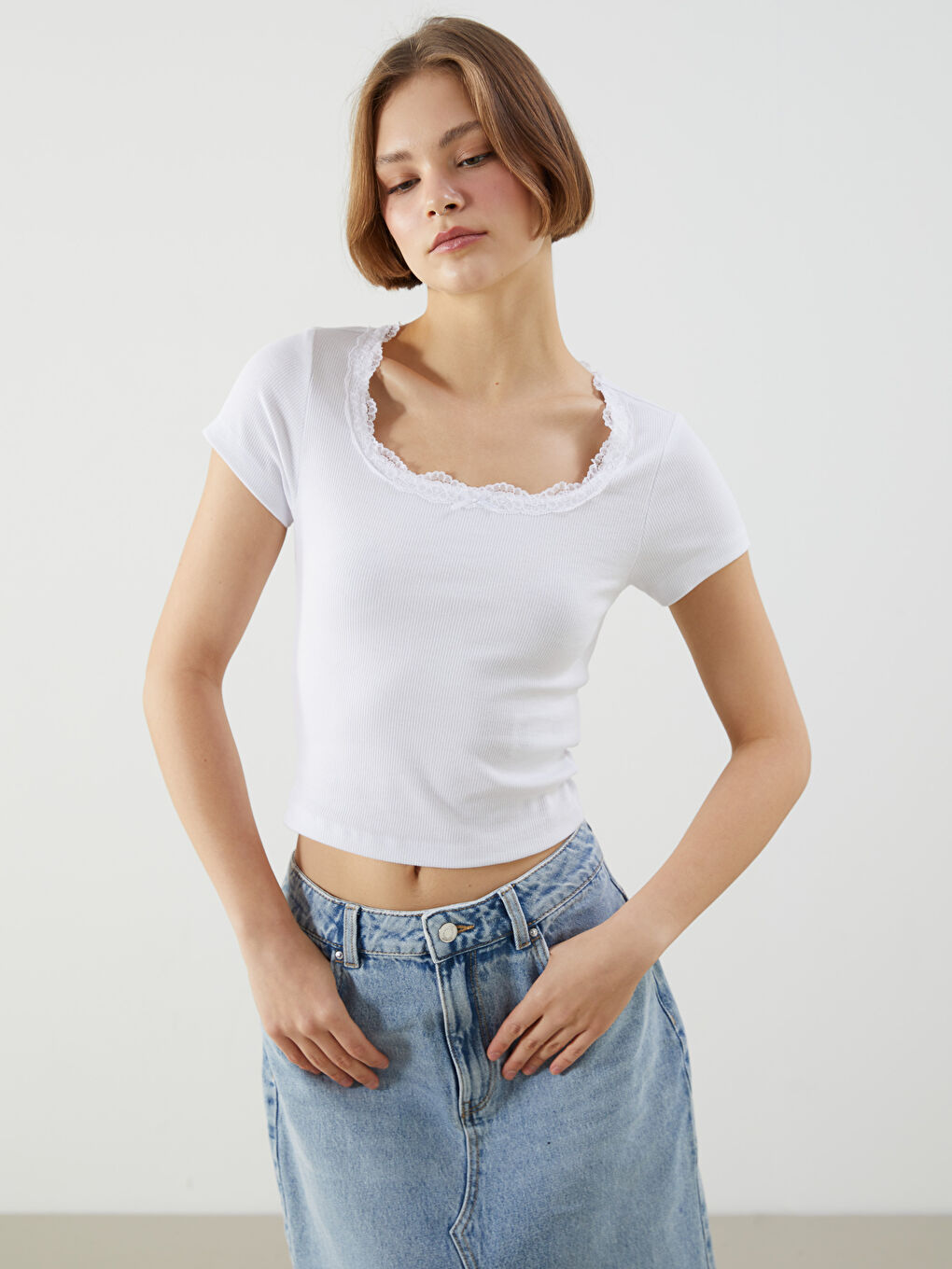 XSIDE Beyaz U Yaka Dantel Detaylı Crop