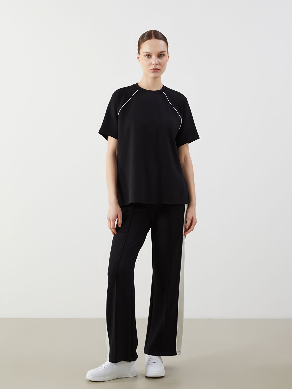 Siyah Dik Yaka Kadın Tişört-1