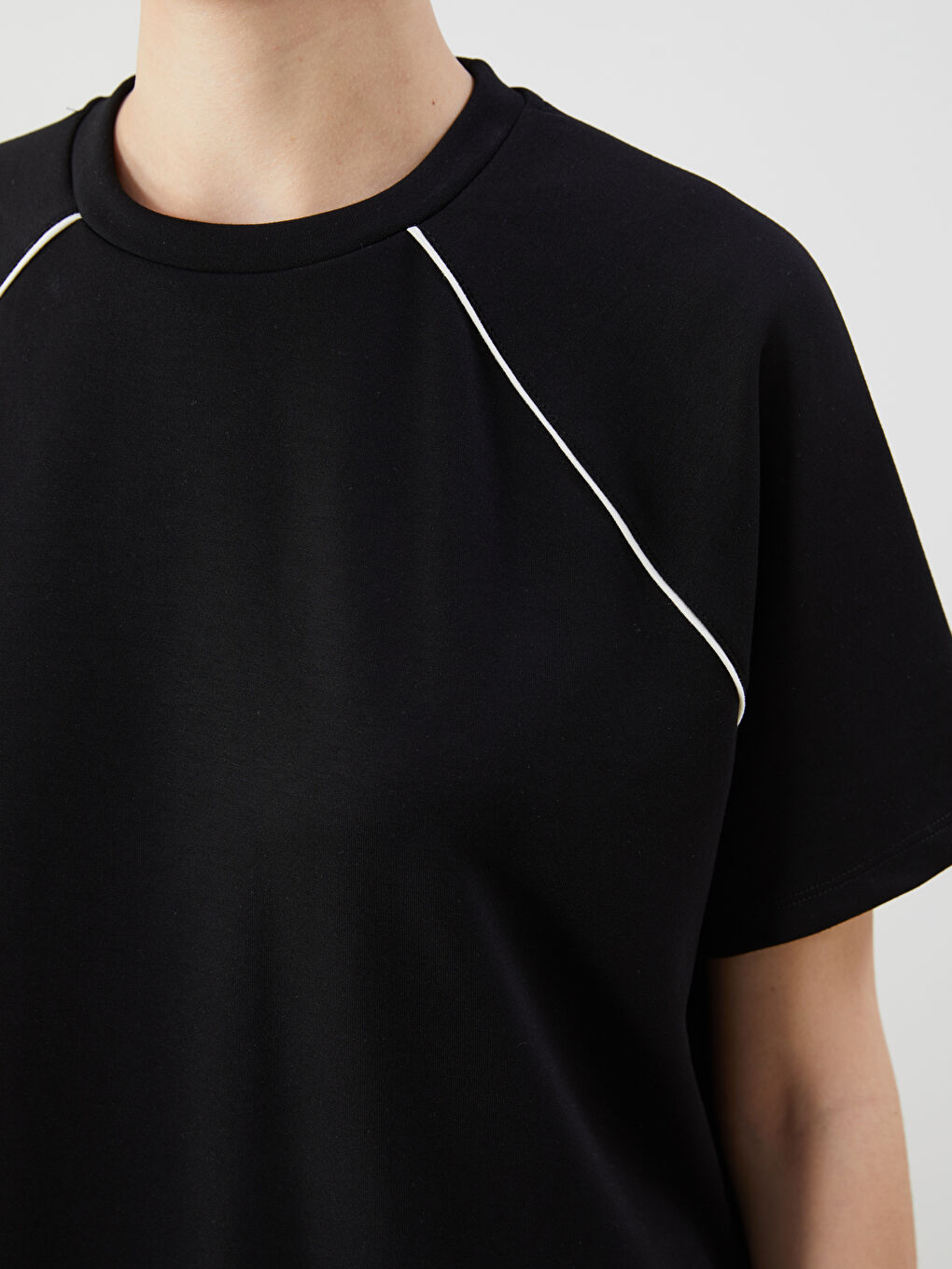 Siyah Dik Yaka Kadın Tişört-2