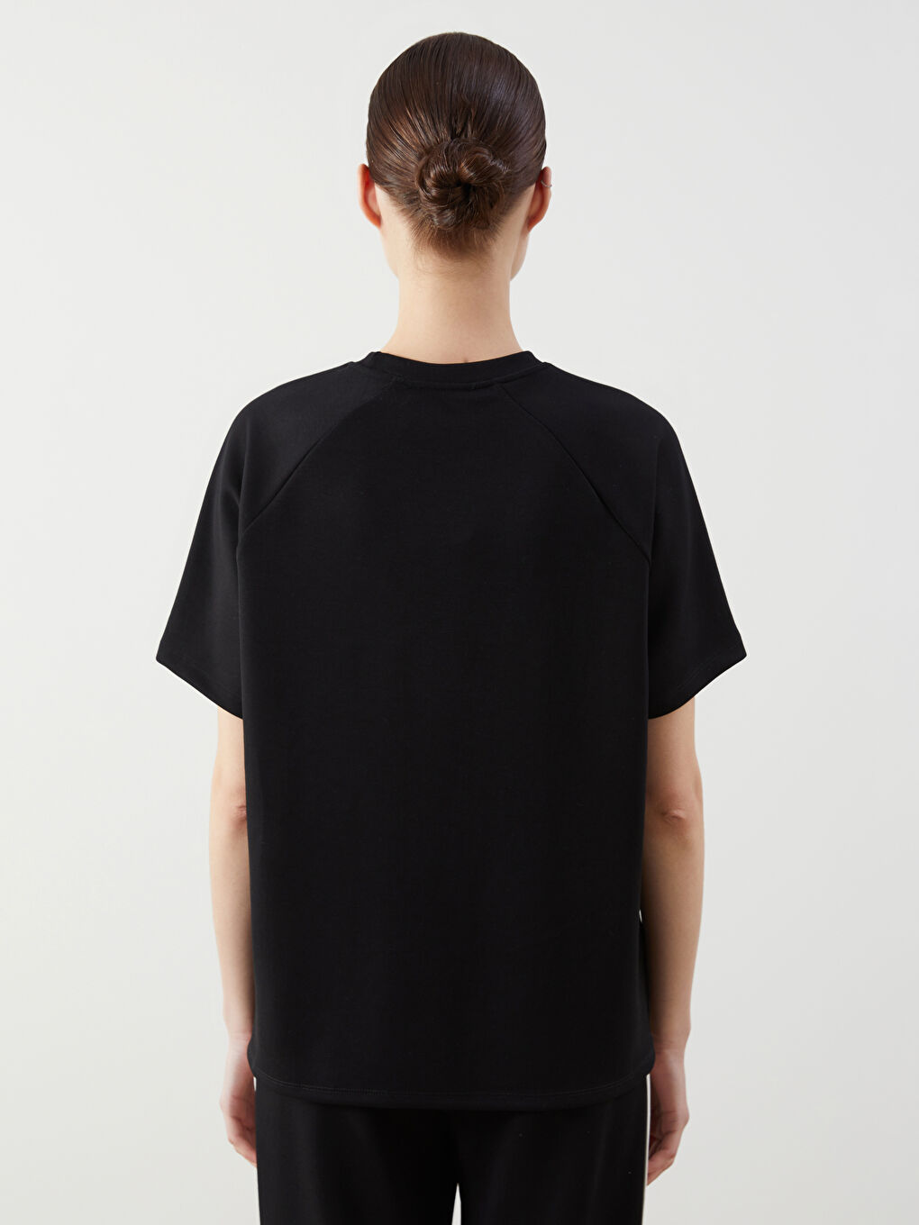 Siyah Dik Yaka Kadın Tişört-3