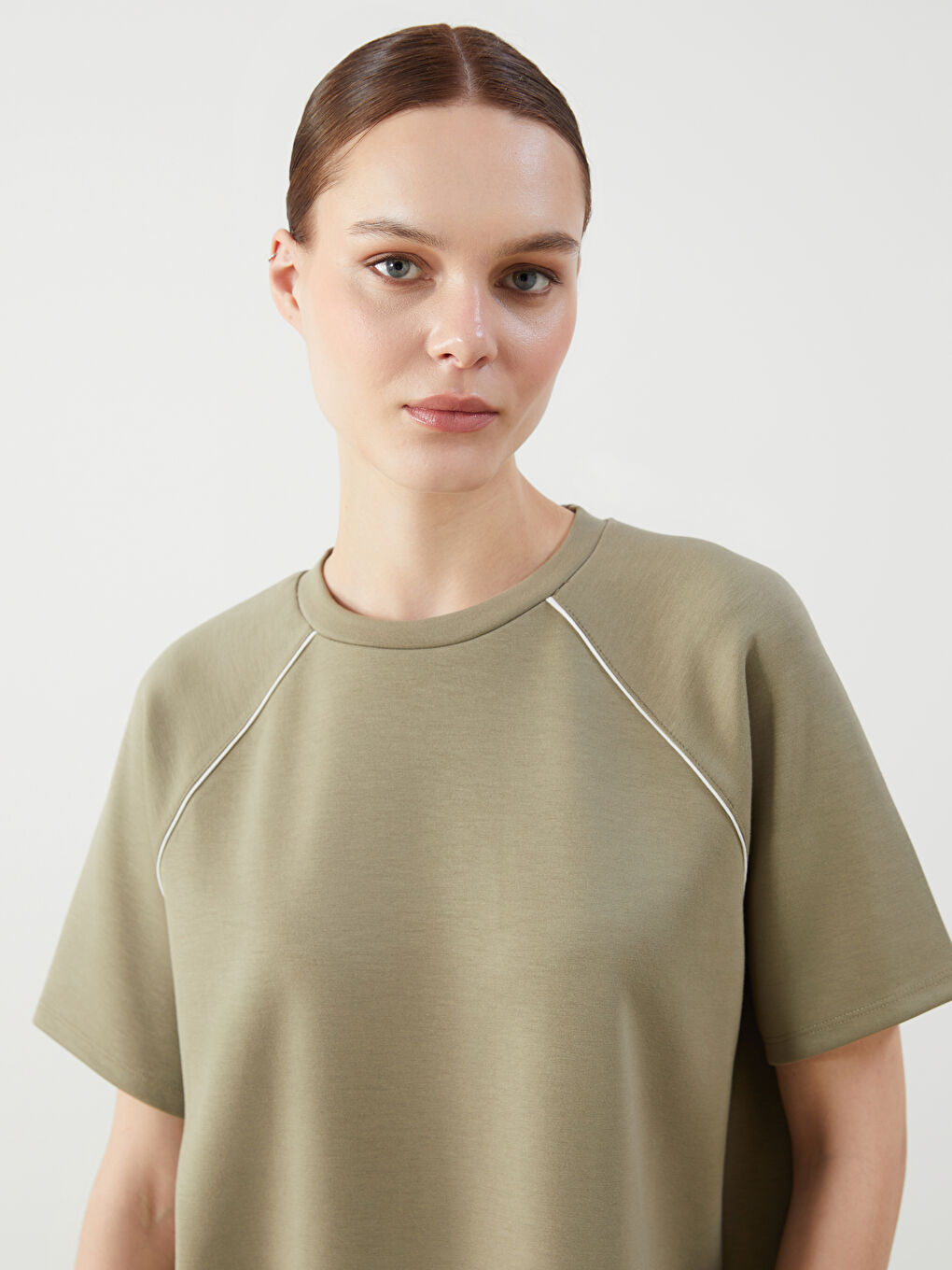 Haki Dik Yaka Kadın Tişört