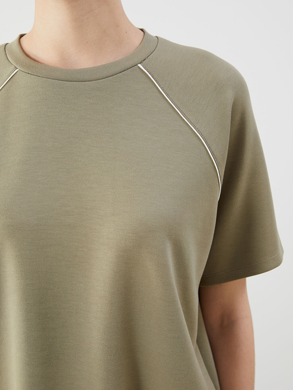 Haki Dik Yaka Kadın Tişört-2
