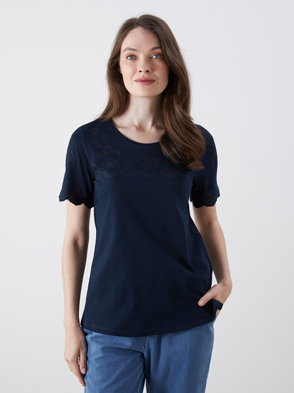 بلوزة بكول مدور مْطَرّْزة