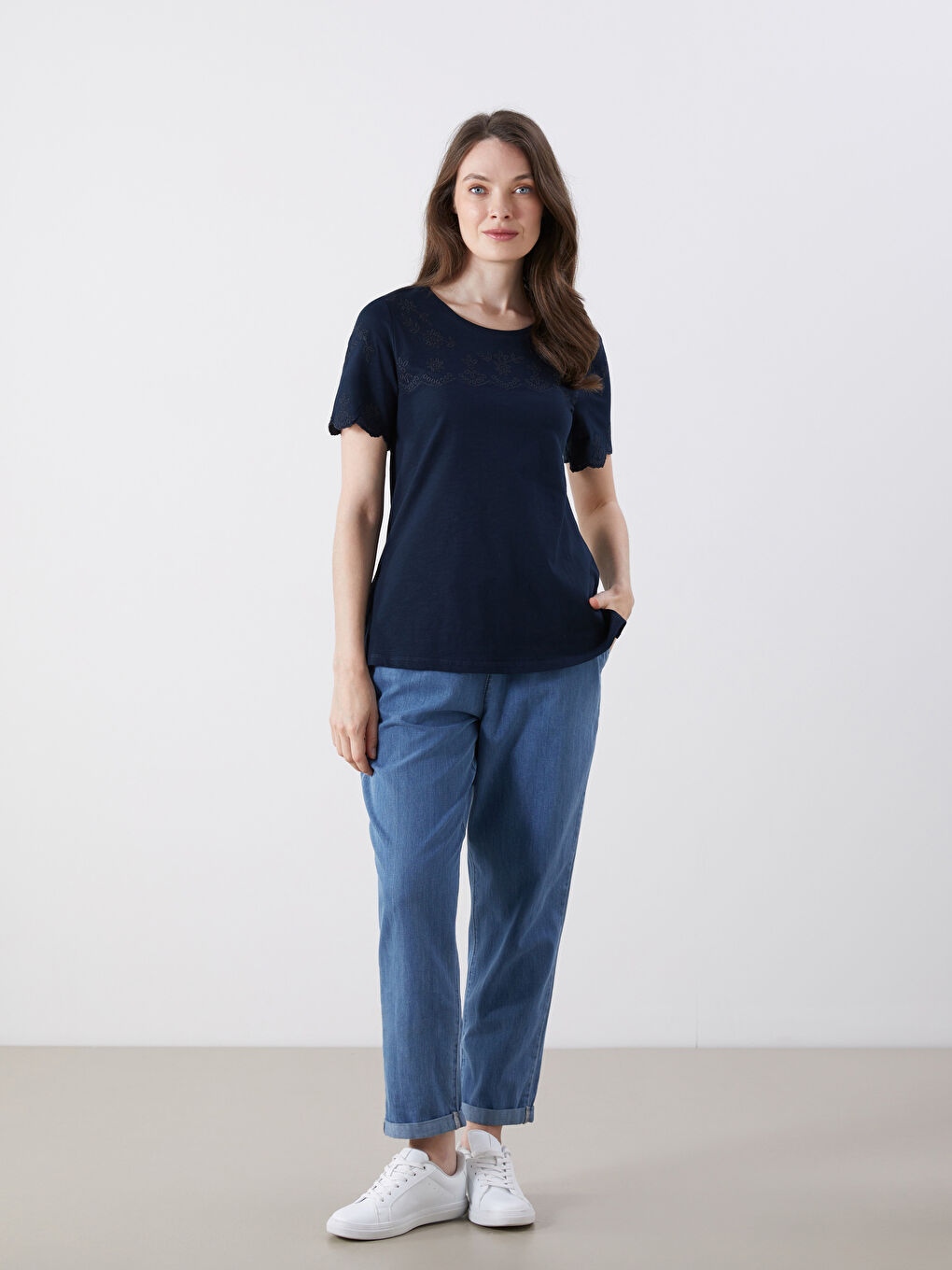 بلوزة بكول مدور مْطَرّْزة-1