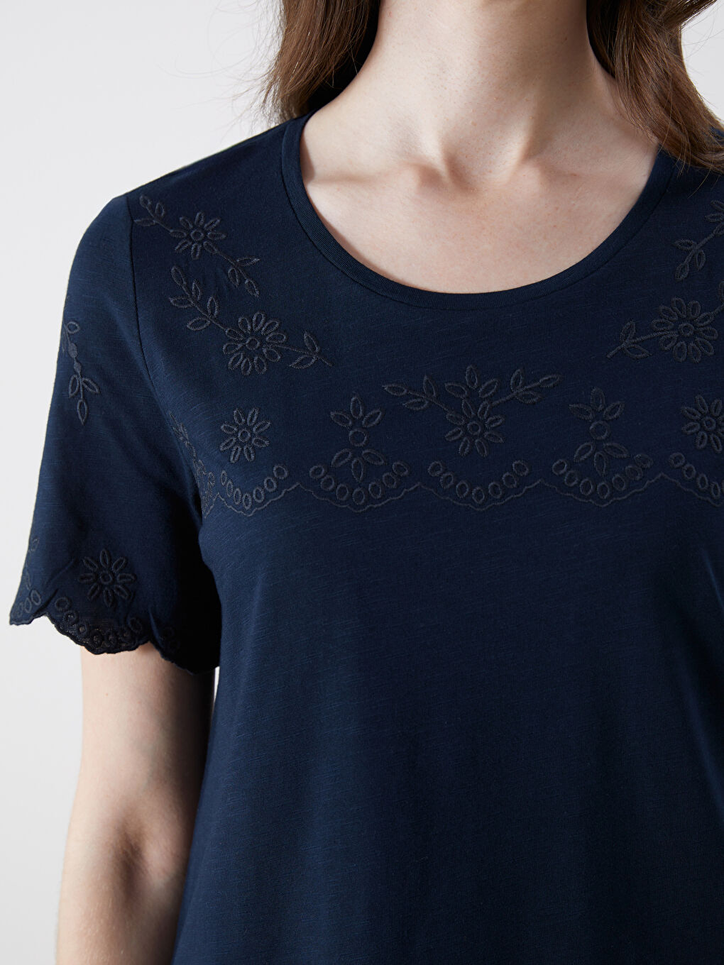 بلوزة بكول مدور مْطَرّْزة-2